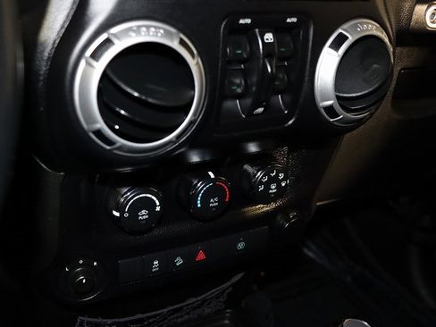 Used 2015 Jeep Wrangler Unlimited Sahara image 21