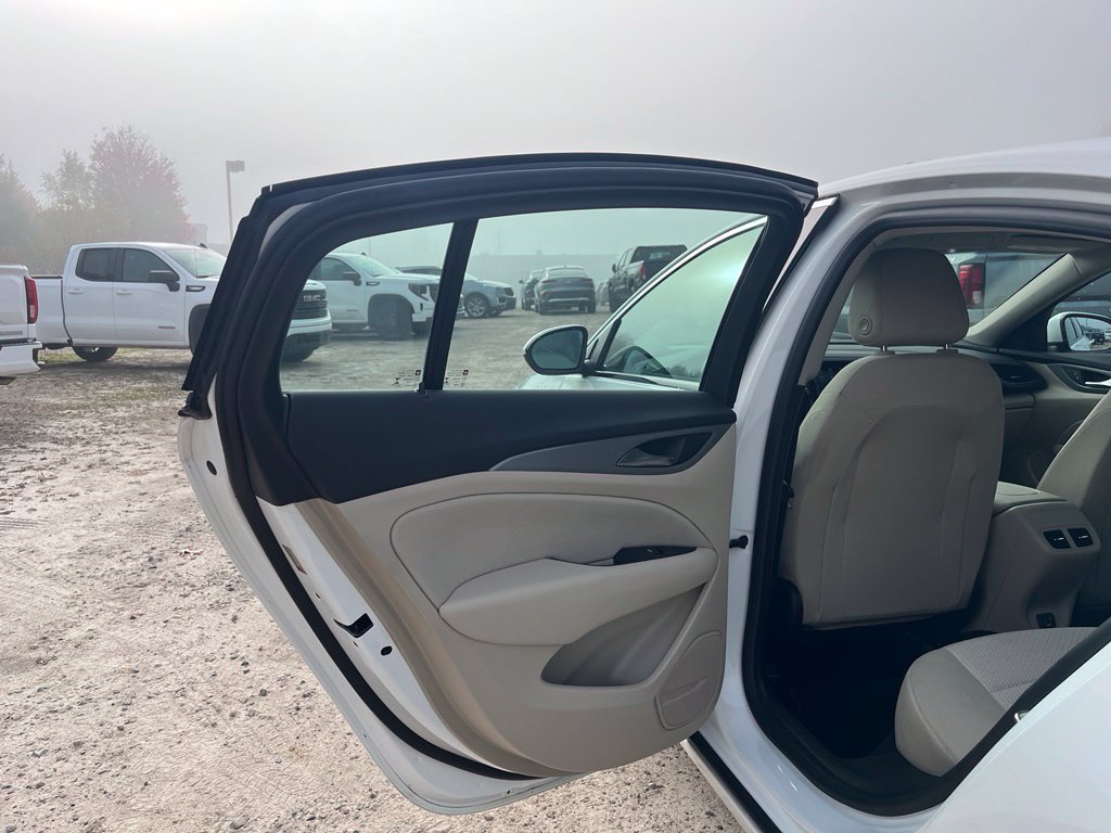 Used 2018 Buick Regal Preferred FWD image 28