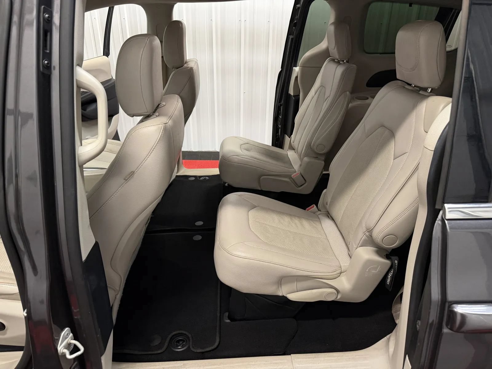 Used 2021 Chrysler Pacifica Touring-L FWD image 38