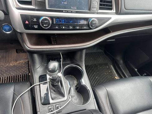 Used 2019 Toyota Highlander XLE AWD/4WD image 12