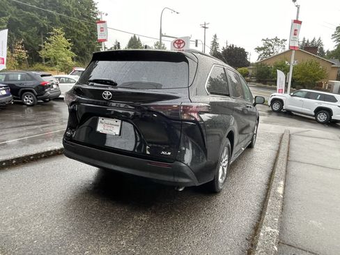 Certified 2026 Toyota Sienna XLE FWD image 8