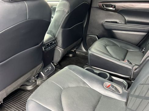 Used 2021 Toyota Highlander Platinum AWD/4WD image 4