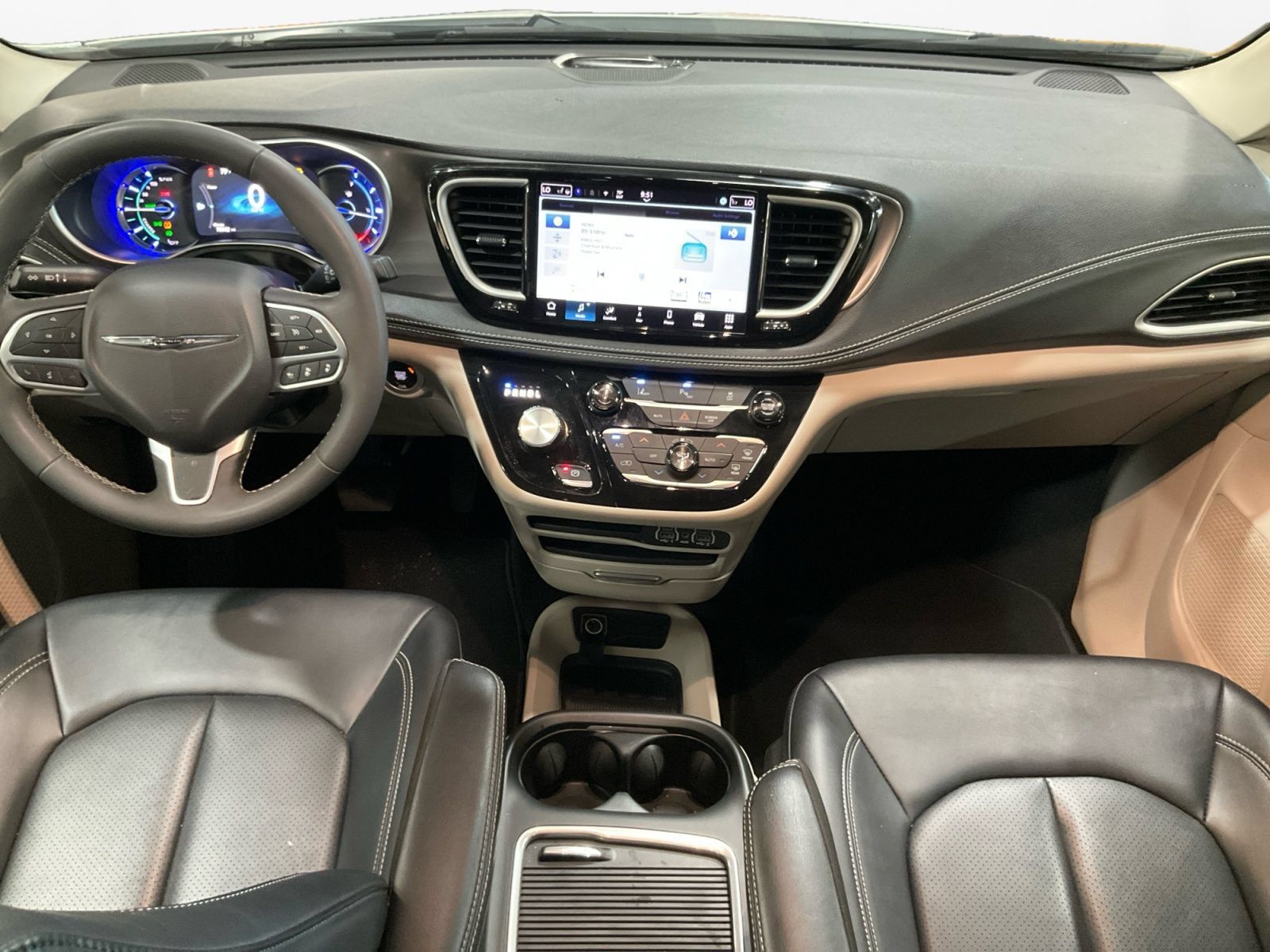 Used 2024 Chrysler Pacifica Limited FWD image 11