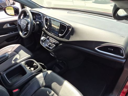 Used 2025 Chrysler Pacifica Select FWD image 31