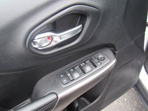 Used 2019 Jeep Cherokee Latitude w/ Popular Appearance Group image 10