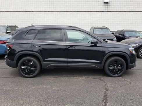 New 2026 Volkswagen Taos SE FWD image 2