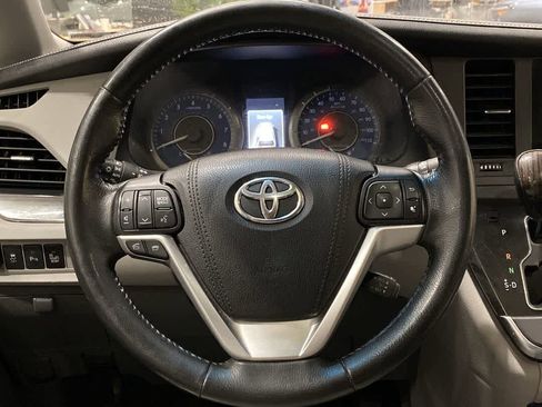 Used 2017 Toyota Sienna XLE image 16