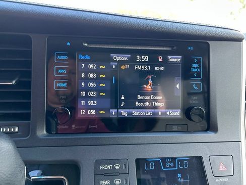 Used 2017 Toyota Sienna XLE Premium FWD image 24