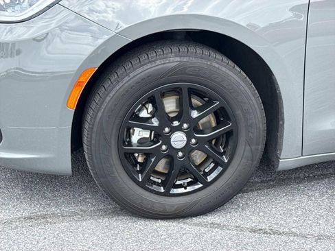 Used 2025 Chrysler Pacifica Select FWD image 7