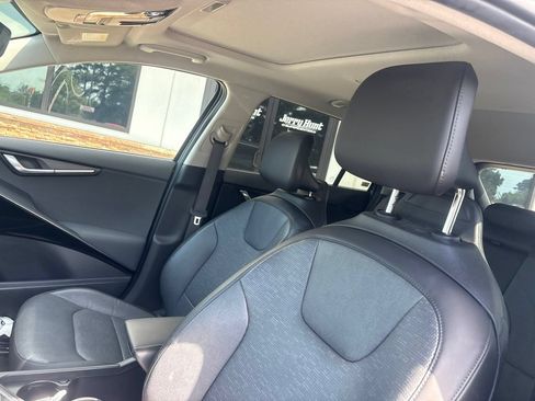 Used 2023 Kia Niro Wave w/ Wave Preserve Package FWD image 2