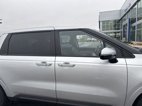 Used 2023 Kia Carnival LX image 4