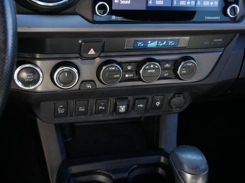 Used 2021 Toyota Tacoma TRD Off-Road w/ Technology Package AWD/4WD image 4