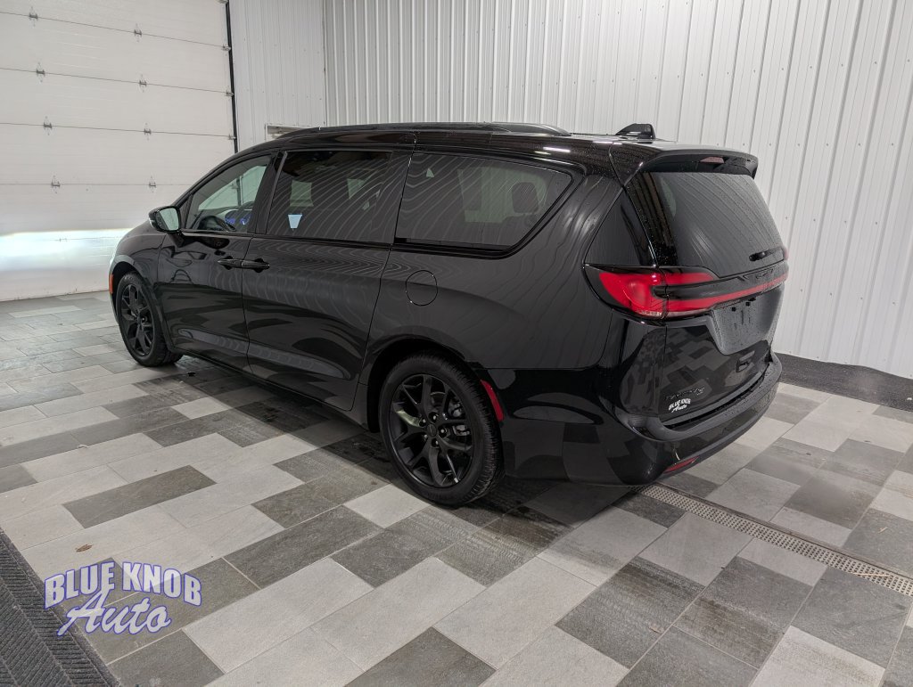 Used 2027 Chrysler Pacifica Limited FWD image 2