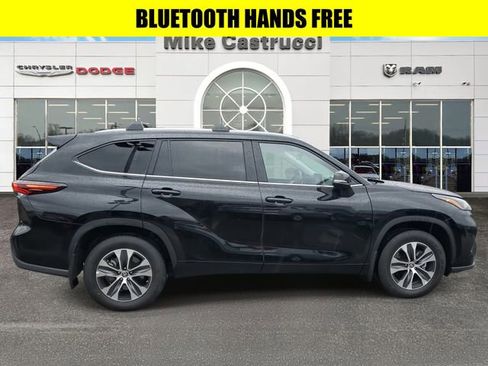 Used 2024 Toyota Highlander XLE image 3