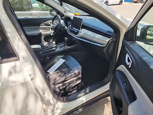 Used 2024 Jeep Compass Latitude AWD/4WD image 12