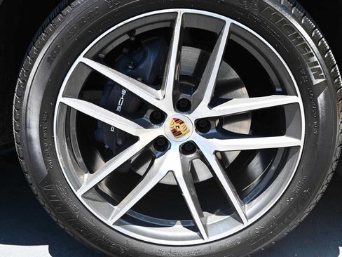 Used 2024 Porsche Macan AWD/4WD image 40