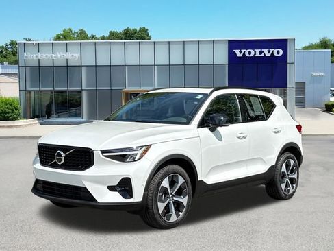 Certified 2025 Volvo XC40 B5 Plus AWD/4WD image 1