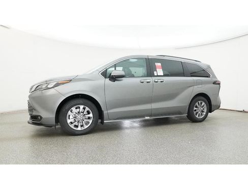 New 2026 Toyota Sienna XLE image 18