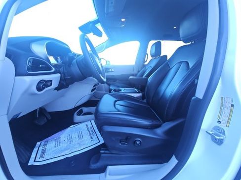 Used 2024 Chrysler Pacifica Touring-L image 8