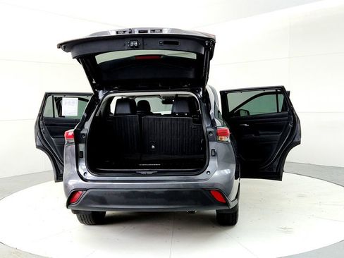 Used 2023 Toyota Highlander XLE AWD/4WD image 11