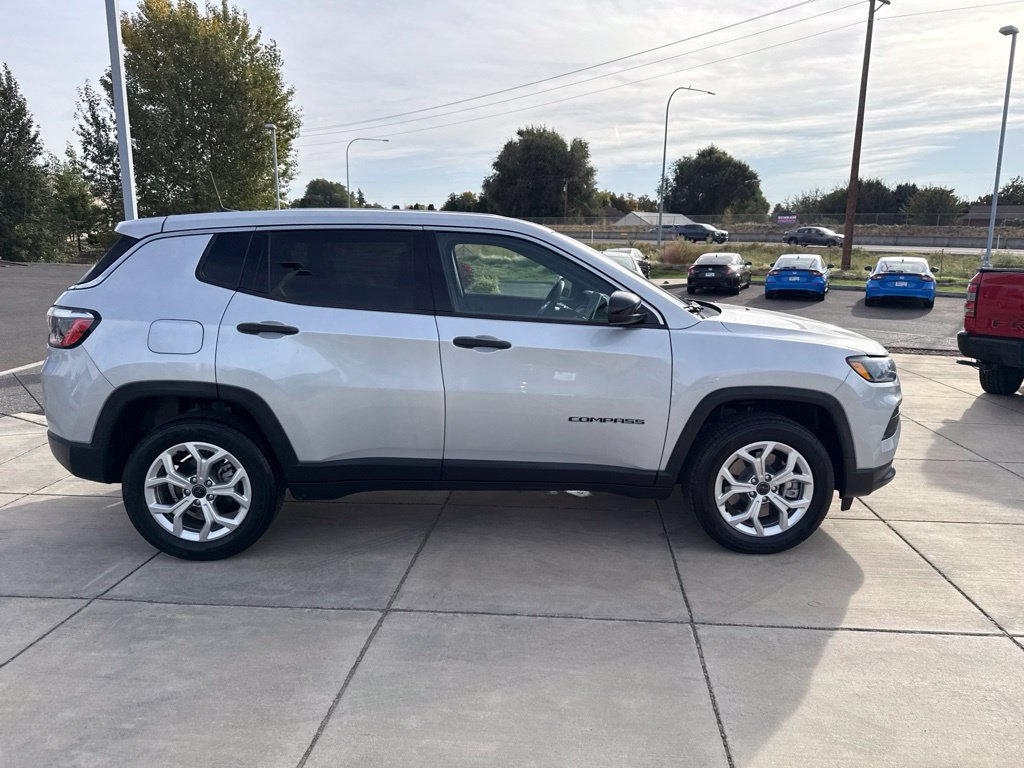 Used 2025 Jeep Compass Sport AWD/4WD image 4
