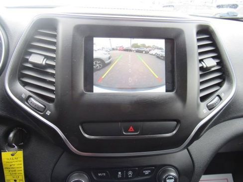 Used 2019 Jeep Cherokee Latitude w/ Popular Appearance Group image 15