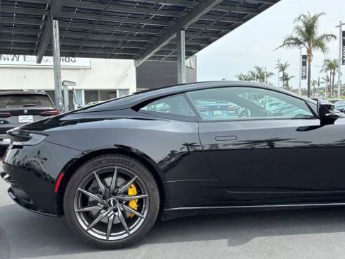 Used 2018 Aston Martin DB11 Coupe image 12