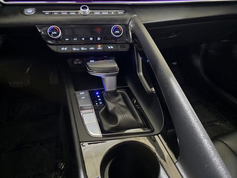 Certified 2025 Hyundai Elantra Limited image 29