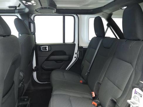 Used 2021 Jeep Wrangler Unlimited Sahara AWD/4WD image 18