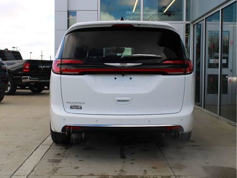 New 2026 Chrysler Pacifica Select FWD image 7