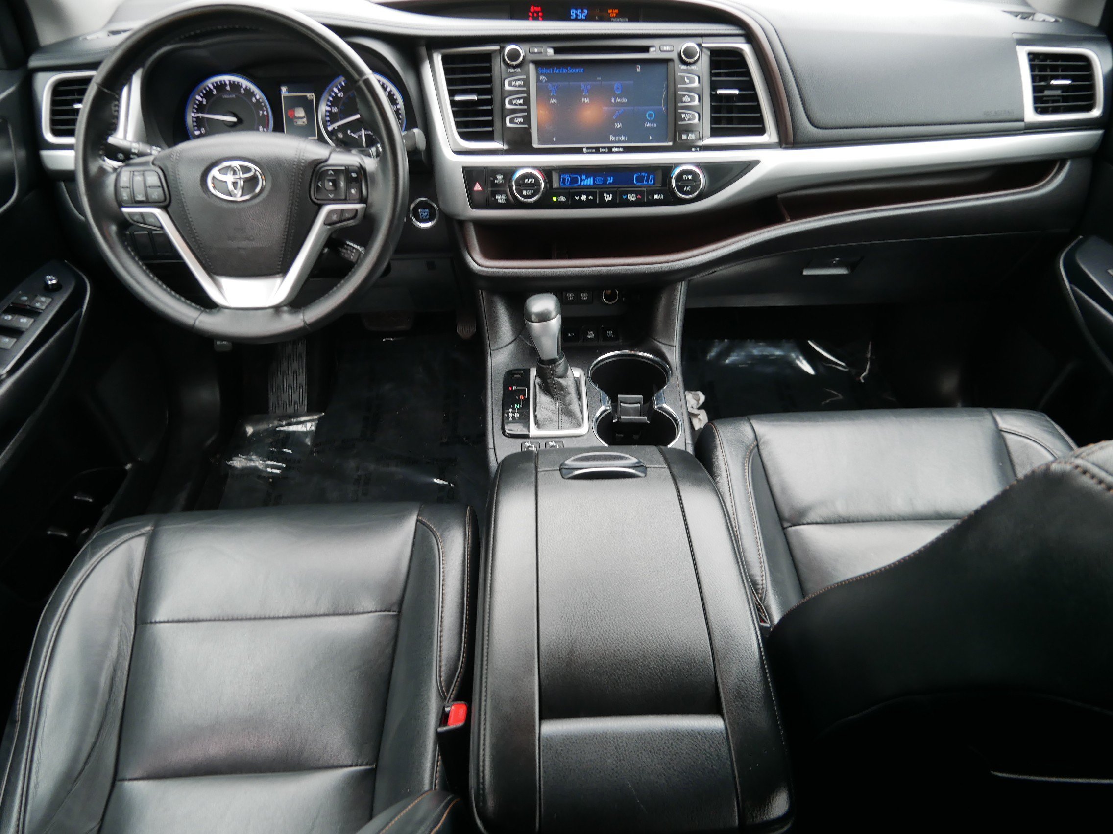 Used 2018 Toyota Highlander XLE w/ Carpet Mat Package (TMS) AWD/4WD image 8