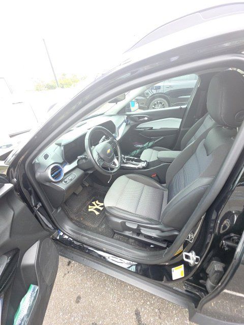Used 2024 Chevrolet Trax LT w/ Driver Confidence Package FWD image 4