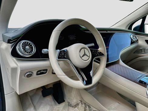 Used 2023 Mercedes-Benz EQS 580 4MATIC SUV w/ Pinnacle Trim Package image 9