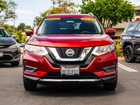 Used 2018 Nissan Rogue SV w/ Premium Package FWD image 2