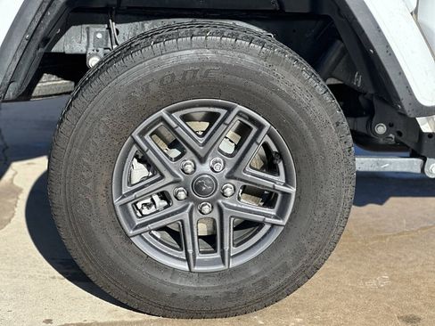Used 2025 Jeep Gladiator Sport image 29