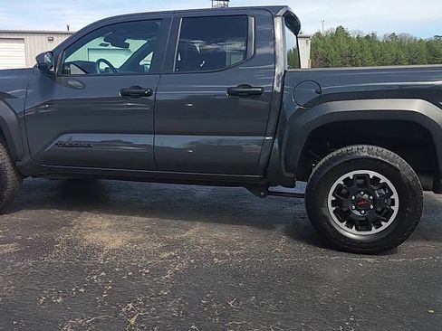 Used 2025 Toyota Tacoma TRD Off-Road image 4