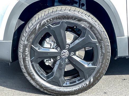 New 2026 Volkswagen Taos SE image 24