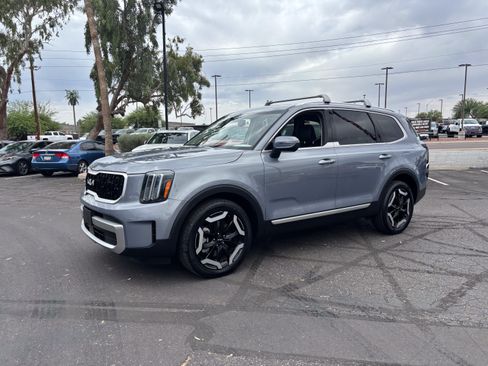 Used 2023 Kia Telluride EX w/ EX Captain's Chair Package AWD/4WD image 6