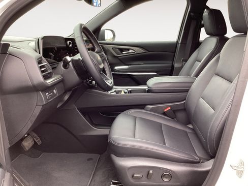 Used 2025 Chevrolet Traverse LT image 28