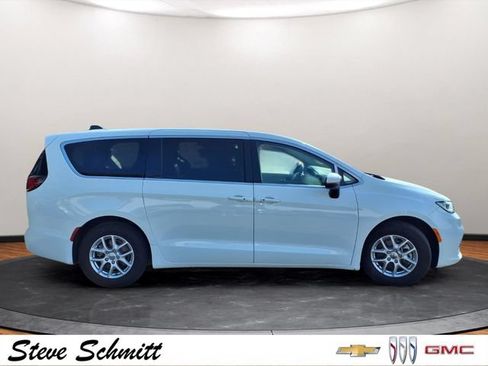 Used 2023 Chrysler Pacifica Touring-L FWD image 28