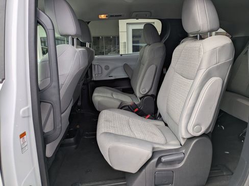 Used 2025 Toyota Sienna LE image 31