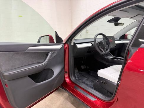 Used 2024 Tesla Model Y Long Range AWD/4WD image 27