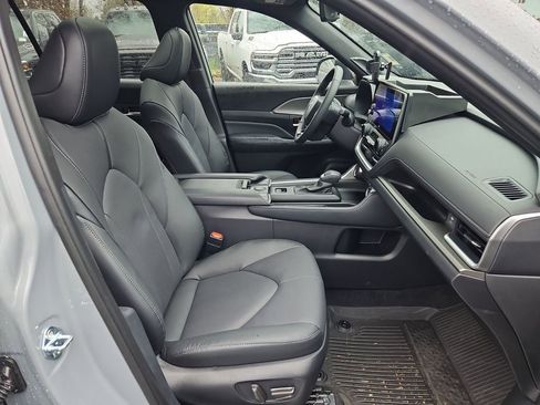 Used 2026 Toyota Grand Highlander Nightshade Edition image 16
