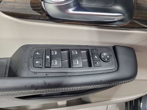 Used 2023 Chrysler Pacifica Limited image 36