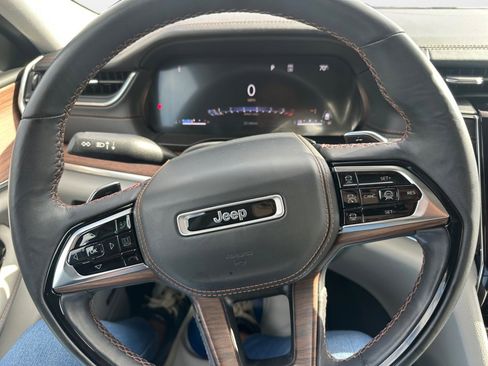 Used 2023 Jeep Grand Cherokee L Summit w/ Luxury Tech Group V image 10