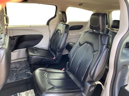 Used 2023 Chrysler Pacifica Touring-L FWD image 16