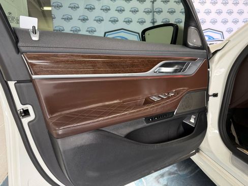 Used 2021 BMW 750i xDrive w/ Luxury Rear Seating Package image 14