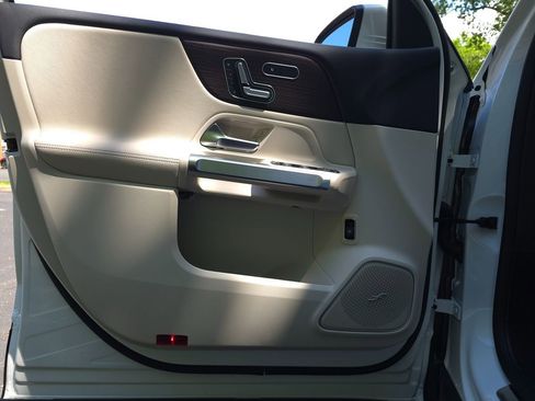 Used 2025 Mercedes-Benz EQB 300 4MATIC image 28