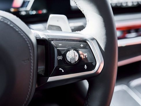 Used 2025 BMW 760i xDrive w/ Premium Package image 63