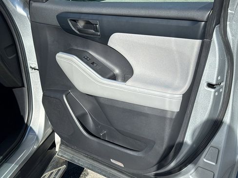 Used 2022 Toyota Highlander L image 35